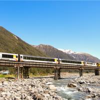 新春精選紐西蘭旅遊｜升等五星·飛越米佛峽灣·高山觀景火車·在地毛利文化·懷托摩雙洞·美食美酒·南北島12日(國泰)