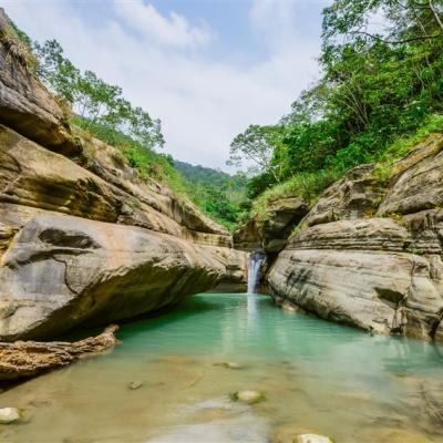 雲林旅遊｜【秘境寒溪呢】森林人文叡地.台版大峽谷～萬年峽谷.享用風味餐一日｜高雄出發（中型巴士）