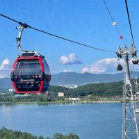 首爾旅遊|滑雪體驗．嗨玩樂天世界．乘纜車賞湖景．南怡島美境．韓式烤肉吃到飽．入住二晚鬧區飯店(一站購物彩妝)五日|高雄