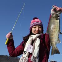 韓冬滑雪＋冰釣｜首爾｜山鱒魚慶典｜華川冰魚節《冰釣鱒魚_烤鱒魚_冰上雪橇》.住明洞乙晚.滑雪體驗.6小時樂園.採草莓五日