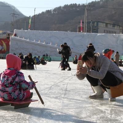 金蛇賀歲折3000｜滑雪渡假村乙晚｜玩翻華川冰魚節慶典．釣鱒魚．滑雪橇．採果樂．樂天水族館(一站購物彩妝)五日｜高雄