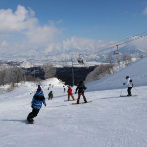 日本新潟-上越國際滑雪場|  2天1夜 雙板滑雪&單板滑雪巴士遊(入住期間無限次滑雪&提供裝備租借)| 池袋出發