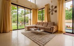 StayVista's Greenwoods Villa 7 - City-Center Villa with Private Pool, Terrace, Lift & Ping-Pong Tabl