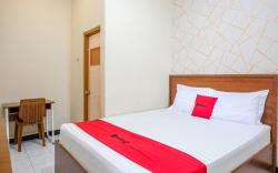 RedDoorz near GOR Satria 3