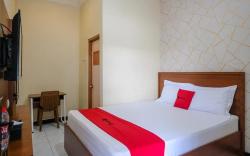 RedDoorz near GOR Satria 3