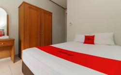 RedDoorz Plus @ Karet Pedurenan 3