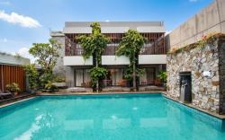 Grand Laguna Hotel & Villa