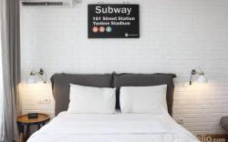 Comfy & Artsy Studio @Beverly Dago Apt By Travelio
