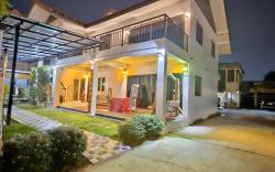 Kitti rose home room in the old city center