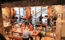 Thonglor travellers' hostel and cafe'