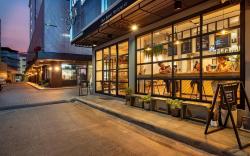 Siam Subway Hostel and Cafe