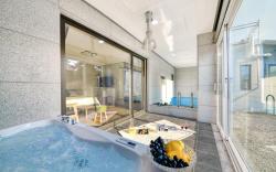 Sokcho Lasso Pool Villa Pension
