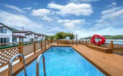 Yeosu Dangdangi Dog Family Pension Gold