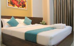 Sanitized Spacious room with Queen bed, AC, Pune