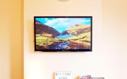 Warm & Cosy Family Home With Free Parking!