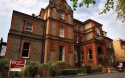 Palmers Lodge: Swiss Cottage
