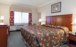 Howard Johnson by Wyndham Bakersfield