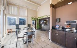 Econo Lodge Inn & Suites