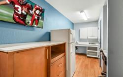 HomeTowne Studios Detroit - Livonia