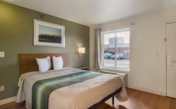 HomeTowne Studios Denver - Glendale/ Cherry Creek