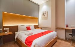 RedDoorz Plus @ Doorman Guest House