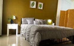 Couple Room in Lucena w/ NETFLIX & WiFI!!!