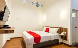 RedDoorz near RS Royal Prima Medan 2