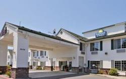 Days Inn & Suites by Wyndham Gresham