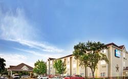 Super 8 by Wyndham San Antonio Airport North