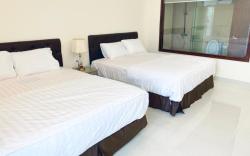 DELUXE HOTEL