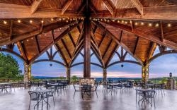 Aiden by Best Western Warm Springs Hotel and Event Center