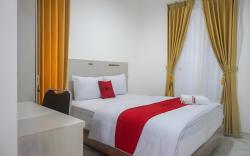 RedDoorz near Araya Family Club House