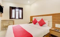 OYO 77793 Hotel Gold West Inn