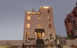 Super Townhouse Amaraa Hotel Near Phoenix Palassio