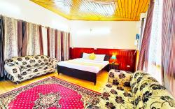 Goroomgo You & Me Nainital Near Mall Road with WIFI - Parking Available