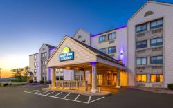 Days Inn and Suites by Wyndham Kansas City South