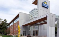 Days Inn & Suites by Wyndham Milwaukee