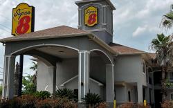 Super 8 By Wyndham Houston North I-45