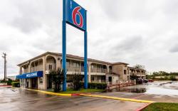 Motel 6 San Antonio, TX - Frost Bank Center
