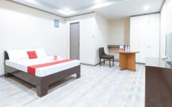 RedDoorz Plus @ Canley Residential