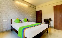 Treebo 12 Degrees West, 750 M From Embassy Golf Links Business Park