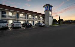 Motel 6 Dallas, TX - Market Center
