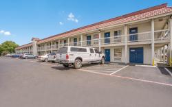 Motel 6 Dallas, TX - Market Center