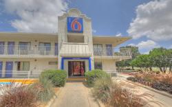 Motel 6 San Antonio, TX - Six Flags Fiesta TX/La Cantera Area