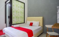 RedDoorz Syariah near Alun Alun Kajen