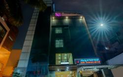 Super Townhouse Oak JVH hotel (Next to Mysore Road Metro Station)