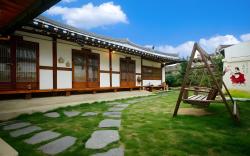 Jeonju Hanok Maeul Sukbak Byeolbit Goong