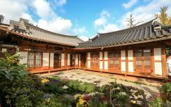 Jeonju Hanok Maeul Hanok Gotek Bugyeongdang