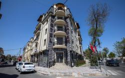 Leader hotel