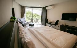 Escape Condominiums Beachfront Suite - E224